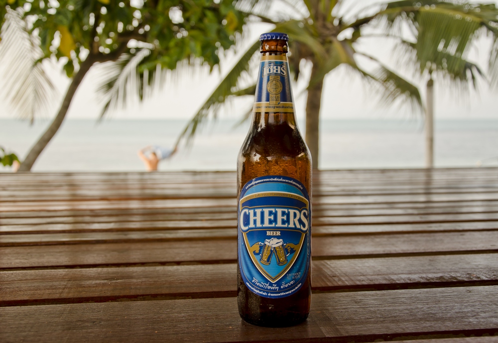Wintering_in_Samui_with_a_child_relaxing_with_beer